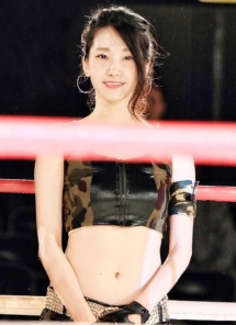 “Otsuka Biru” นางฟ้าชุดว่ายน้ำ ริงเกิร์ลสาวแห่งสังเวียน K-1 KHAOS