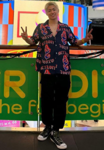 โคตะ-มิอุระ-นักมวยชูสองนิ้ว