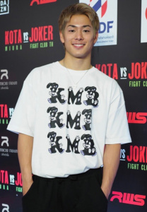 โคตะ-มิอุระ-นักมวยเสื้อยืดสีขาว