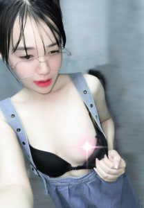 Baifern-Artittiya ใส่แว่น