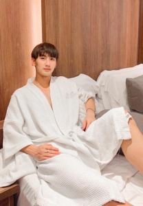 mrakmark-เสื้อคุมขาว