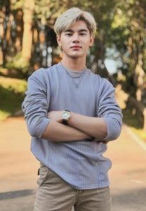 บูมเมอร์-ธนินนัทธ์-ยืนเท่