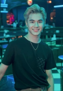 บูมเมอร์-ธนินนัทธ์-เสื้อยืดดำ