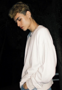 แจ๊ค-จักรตฤณ-นายแบบเสื้อขาว