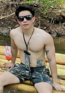 Thanakorn-ใส่แว่นดำ