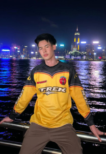 Sukrit-Cnw-เสื้อเหลือง