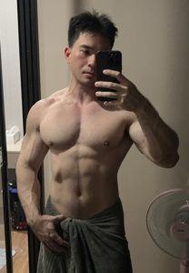 Pasit-Charoensuk-ถอดเสื้อ