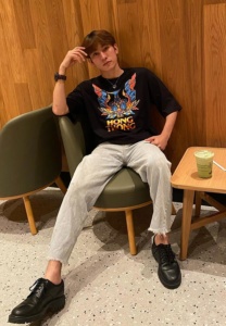 GUS-เสื้อยืดดำ