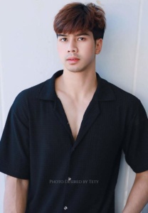 Peach-Nakprasit-เสื้อดำ