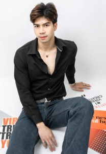 Peach-Nakprasit-เสื้อเชิ้ตดำ