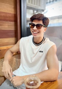 Peach-Nakprasit-ใส่แว่น