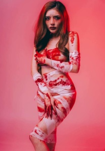 คา-ซึ-มิ-แต่งผี