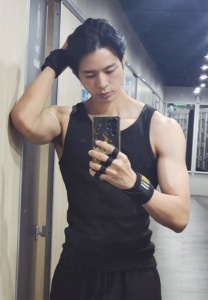 Bright-S-Sakunasillapin-เสื้อกล้ามดำ