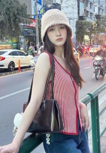 Ployly-ใส่หมวกขาว Ployly-ใส่หมวกขาว