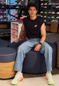 Tor-Surasak-เสื้อกล้ามดำ