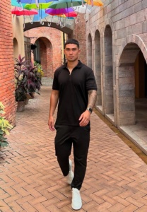 Oscar-Kahl-เสื้อดำ Oscar-Kahl-เสื้อดำ