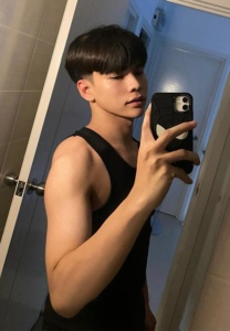 Sasipong-Kaewjan-เสื้อกล้ามดำ