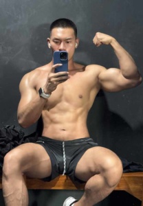 Boonyarich-Jay-โชว์กล้าม-gumpun