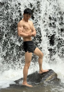 Jed-tongdee-เบ่งกล้าม