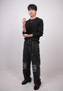 Krit-Thanakrit-เสื้อแขนยาวสีดำ