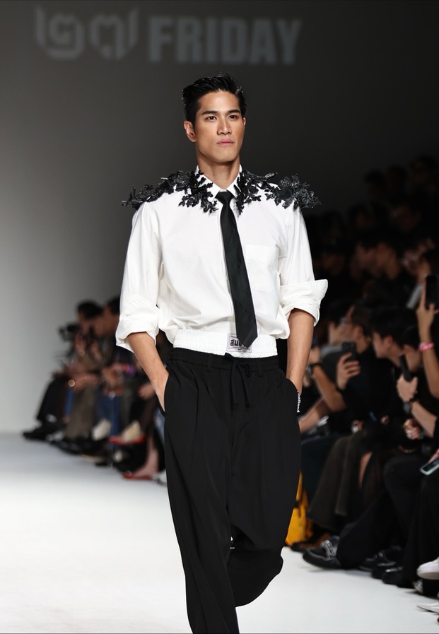 Bank Anusith เดินแบบบนรันเวย์