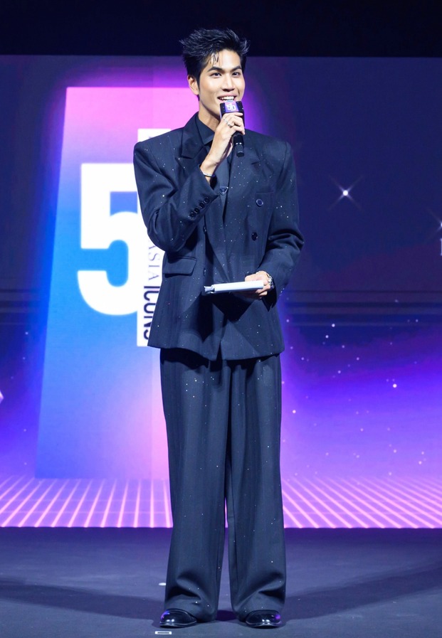 แบงค์ อนุสิทธิ ทำหน้าที่พิธีกรบนเวที