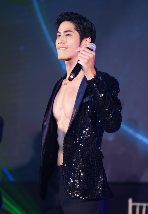 แบงค์ อนุสิทธิ ลุคการแสดงบนเวที