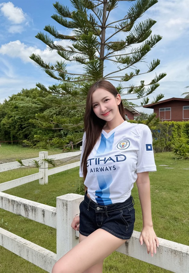 Bumbim Kannika บุ๋มบิ๋ม กรรณิการ์ ในเสื้อสโมสรแมนเชสเตอร์ ซิตี้ สีขาวสุดน่ารัก