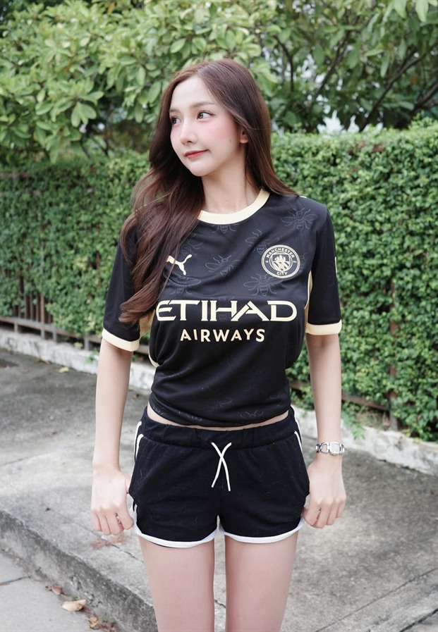 Bumbim Kannika บุ๋มบิ๋ม กรรณิการ์ ในเสื้อทีมแมนเชสเตอร์ ซิตี้ สีดำ ลุคสปอร์ตเกิร์ลสุดเท่