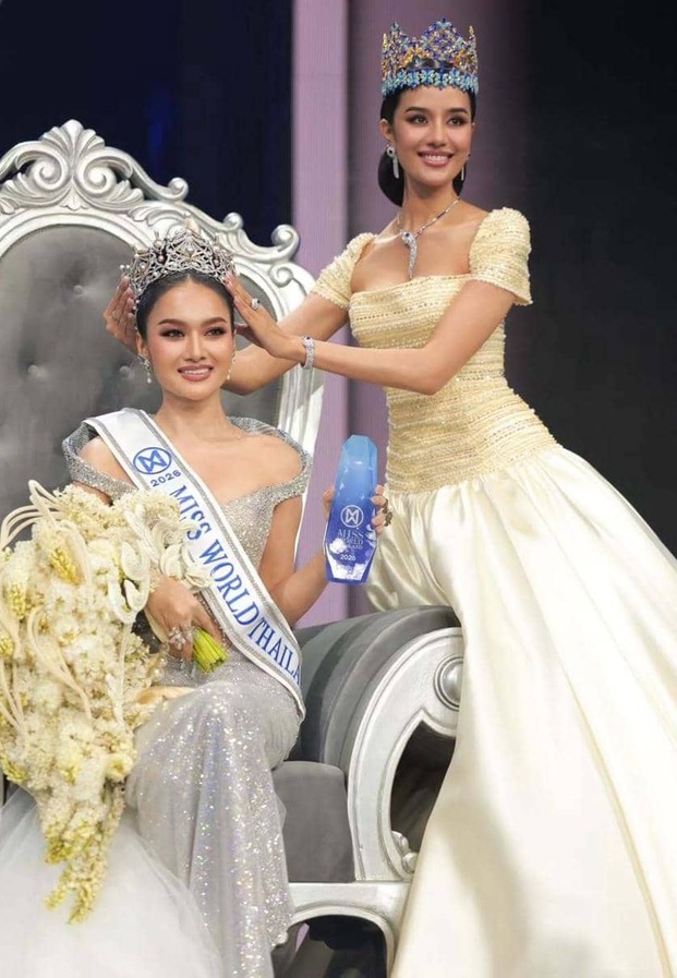น้ำผึ้ง กานต์ธีรา ในช่วงรับมงกุฎ Miss World Thailand 2026