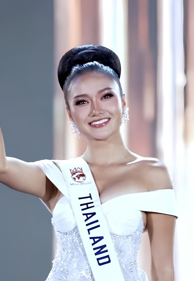 กานต์ธีราในชุดราตรีสีขาวบนเวที