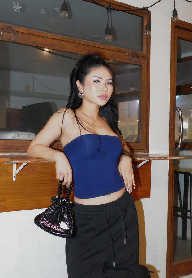 แป้งจู ลุคแฟชั่นเสื้อเกาะอกสีน้ำเงิน