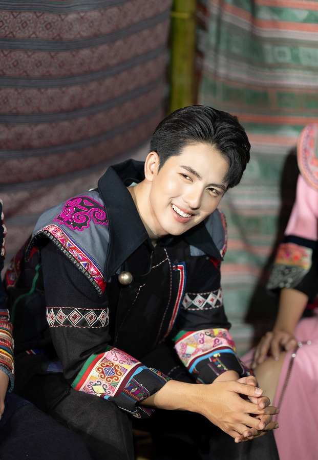 ราชา ราชัน รุ่งไพรพนา ในชุดชาติพันธุ์ลีซูพร้อมรอยยิ้มสดใส
