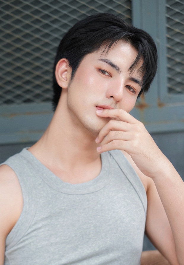 Rachan Rungpraipana โชว์รูปร่างสุดฟิตและเสน่ห์หน้ากล้อง