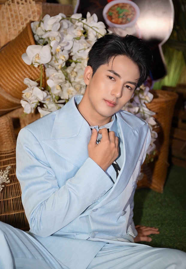 ราชา ราชัน ในลุคแฟชั่นเซ็ตสูทสีฟ้าพาสเทล