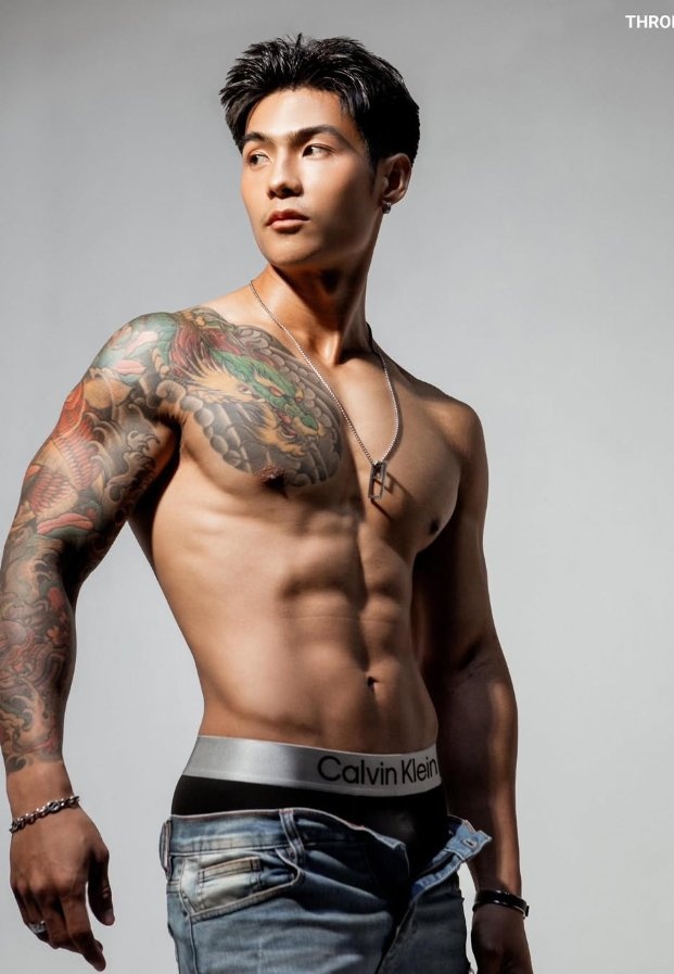 Babank Petpratan แบงค์ เพชรประทาน อวดหุ่นล่ำซิกแพคชัดและรอยสักมังกรสุดเท่ในสตูดิโอ