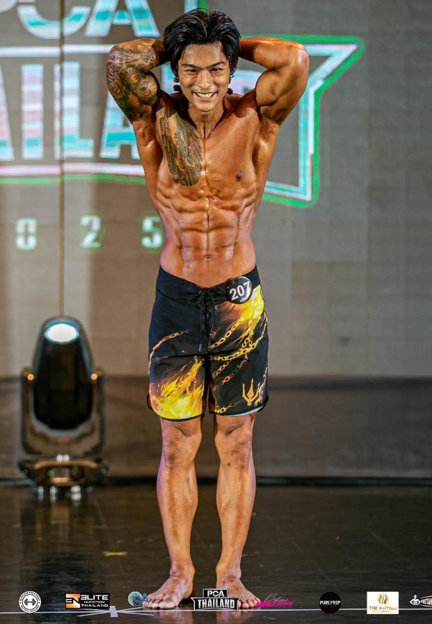 แบงค์ เพชรประทาน บนเวทีการแข่งขันเพาะกาย PCA Thailand Naturals Showdown โชว์กล้ามเนื้อสุดลีน