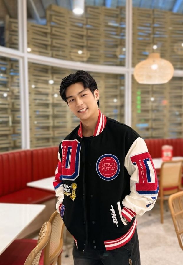Babank Petpratan ในลุคเสื้อแจ็กเก็ตวาร์ซิตี้สตรีตแฟชั่นสุดเท่ในคาเฟ่ พร้อมรอยยิ้มอบอุ่น