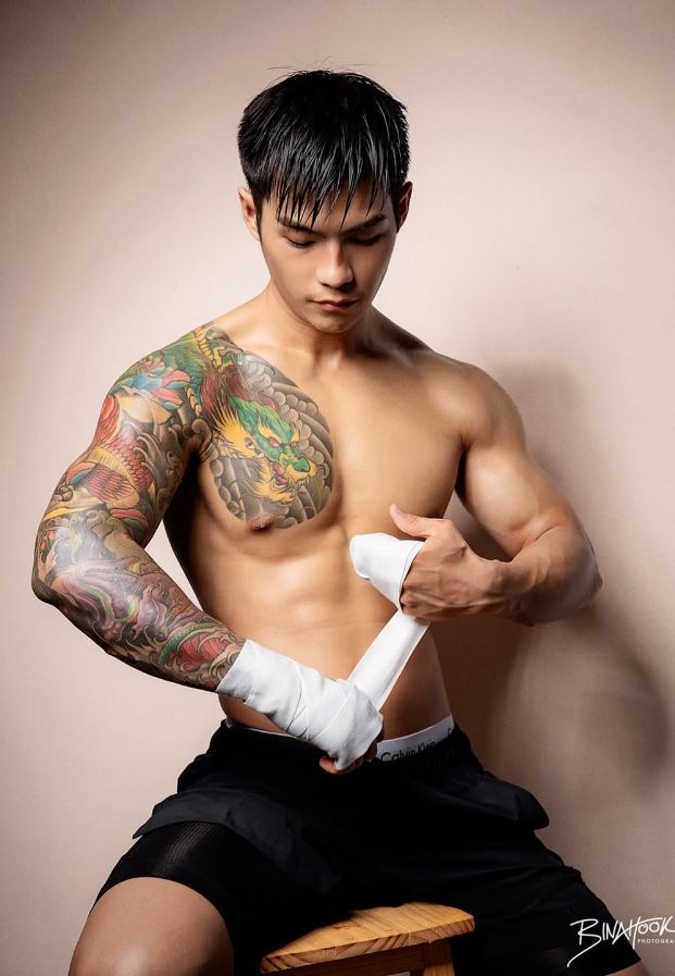 แบงค์ เพชรประทาน ในแฟชั่นเซ็ตนักมวยไทย พันผ้าพันมือพร้อมสรีระกล้ามอกสุดเฟิร์ม