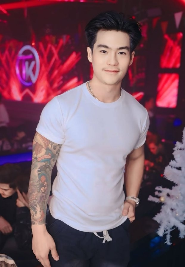 แบงค์ เพชรประทาน ในลุคเสื้อยืดสีขาวเรียบเท่ ไลฟ์สไตล์หนุ่มหล่อขวัญใจชาวโซเชียล