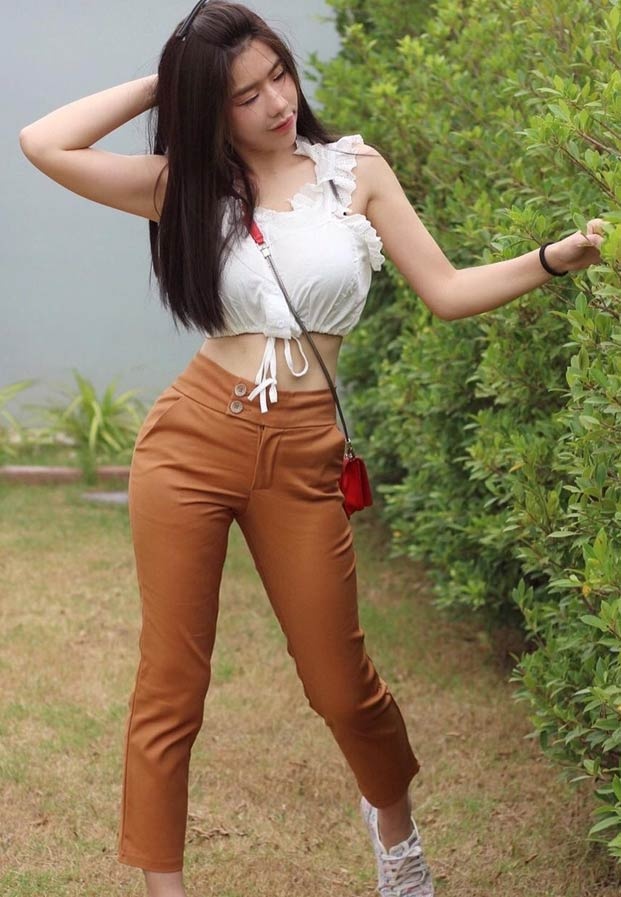 มิกะ นิภารัตน์ ในลุคเสื้อครอปสีขาวระบายและกางเกงสีน้ำตาล พร้อมรอยยิ้มหวานสะกดใจ