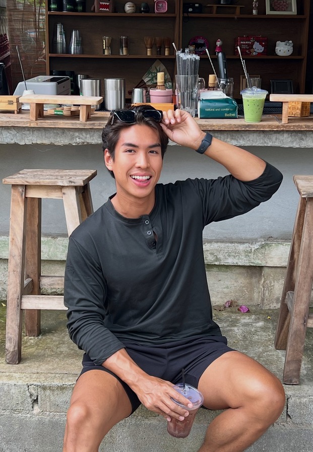 Nontawat Somnet นนทวัฒน์ สมเนตร นั่งพักผ่อนในคาเฟ่ เผยรอยยิ้มอบอุ่นและลุคแคชชวลสุดเท่