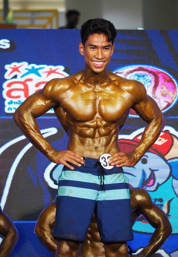 Nontawat Somnet นนทวัฒน์ สมเนตร บนเวทีประกวดเพาะกายและโมเดลฟิสิกส์ อวดความคมชัดของกล้ามเนื้อ