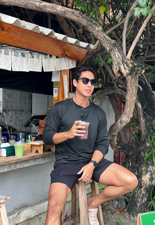Nontawat Somnet นนทวัฒน์ สมเนตร นั่งชิลที่ร้านกาแฟริมทาง บรรยากาศสบาย ๆ ในวันหยุด