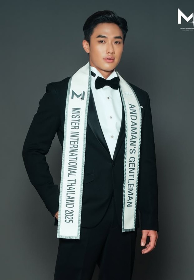 Scott Kanapol สก๊อต คณพล ในชุดทักซิโด้สีดำพร้อมสายสะพาย Mister International Thailand 2025
