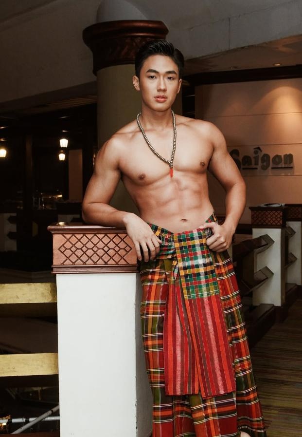 สก๊อต คณพล กับแฟชั่นผ้าขาวม้าไทยพื้นเมือง อวดรูปร่างล่ำและกล้ามหน้าอกสุดแน่น