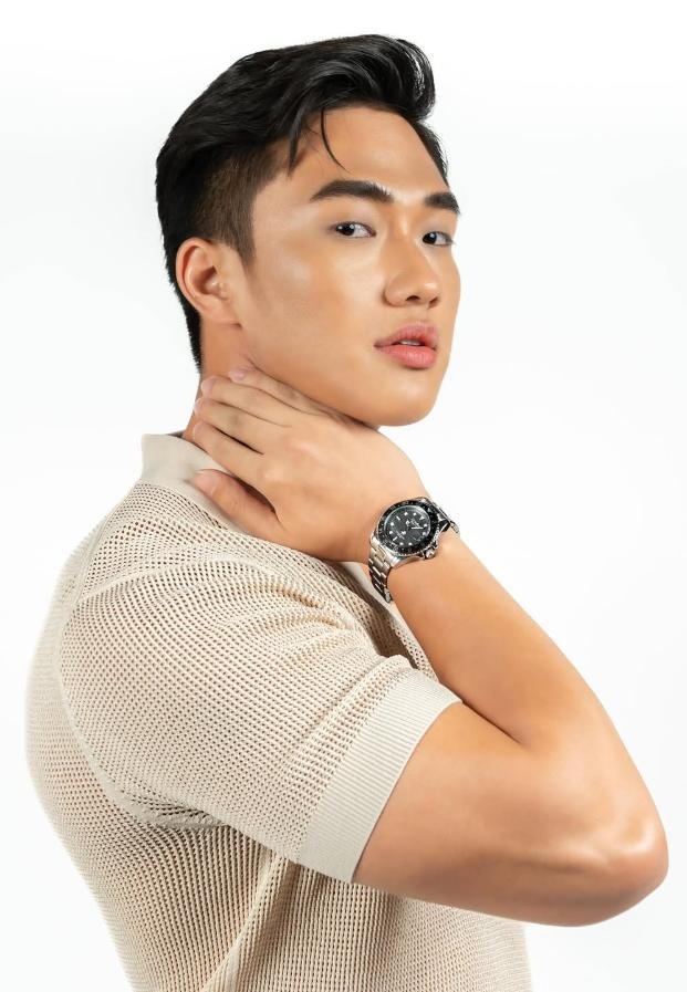 Scott Kanapol ในลุคสมาร์ตแคชชวล เสื้อโปโลสีเบจสุดเรียบหรูและใบหน้าคมเข้ม
