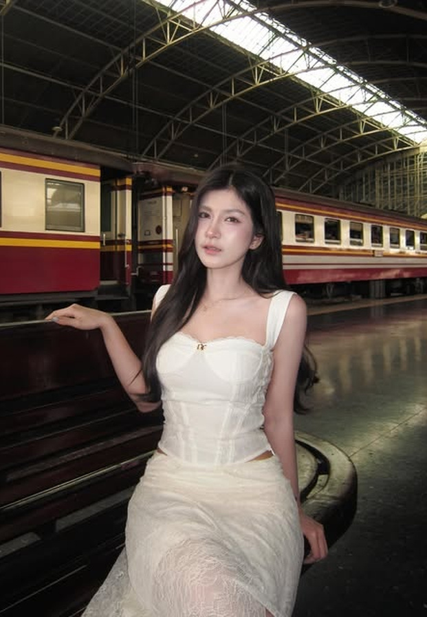 Snook Thitirat สนุ๊ก ฐิติรัตน์ ในชุดเดรสสีขาว ลุคสวยหวานละมุนที่ชานชาลารถไฟ