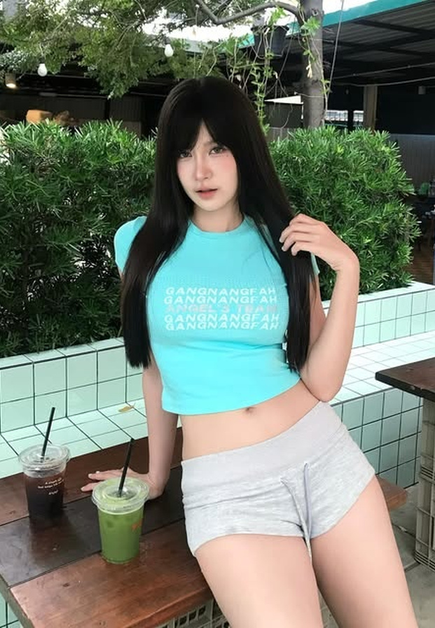 Snook Thitirat สนุ๊ก ฐิติรัตน์ ในลุคเสื้อครอปสีฟ้าสดใสในคาเฟ่ บรรยากาศสุดชิล