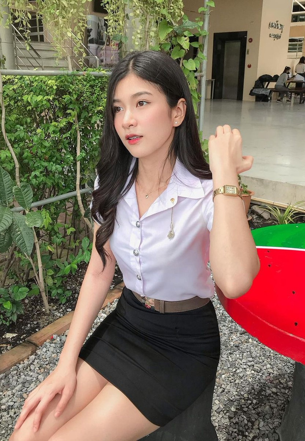 Snook Thitirat สนุ๊ก ฐิติรัตน์ ในชุดนักศึกษาสุดเรียบร้อย เสน่ห์สาวหวานสะกดใจ
